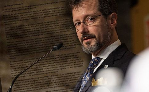 Sean Kirkpatrick sale en tromba a responder al Congreso