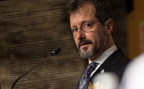 Sean Kirkpatrick levanta polémica