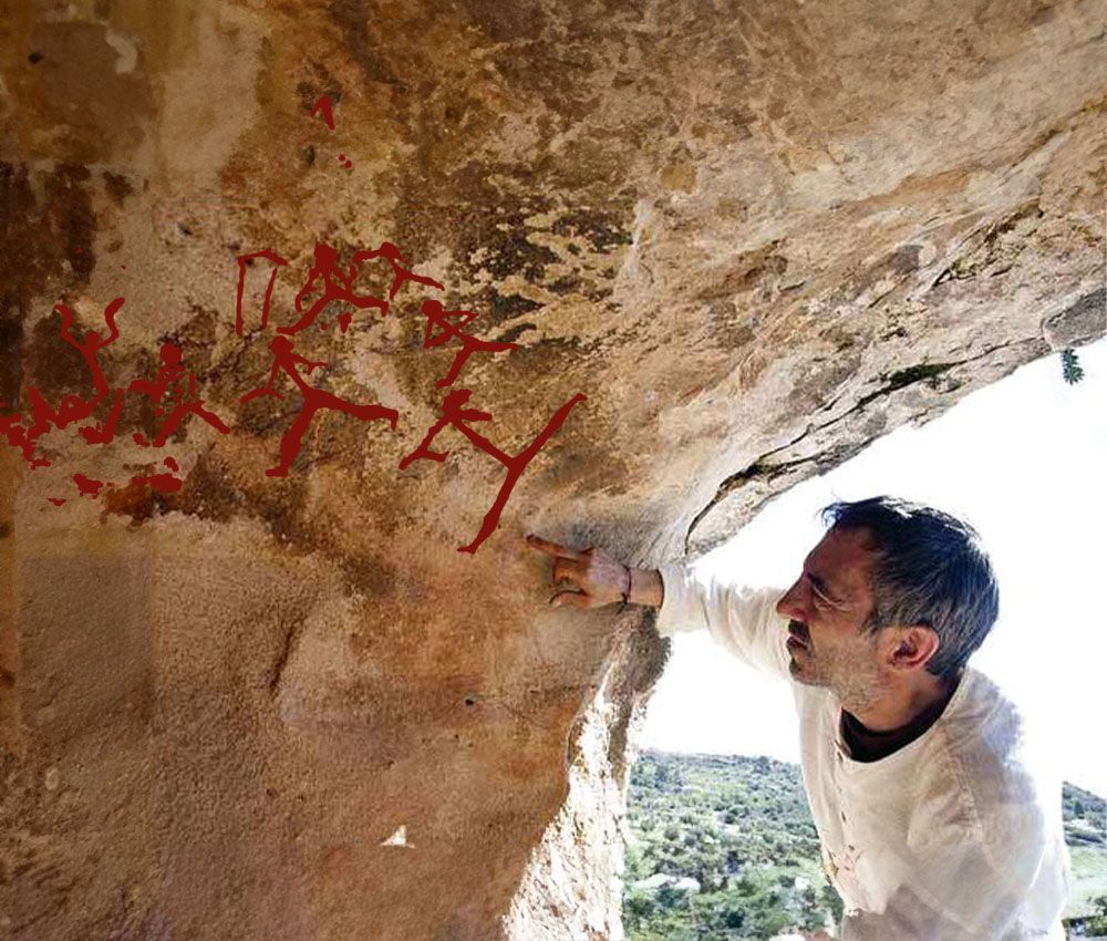 Joan Calaf señala el abrigo con las pinturas rupestres