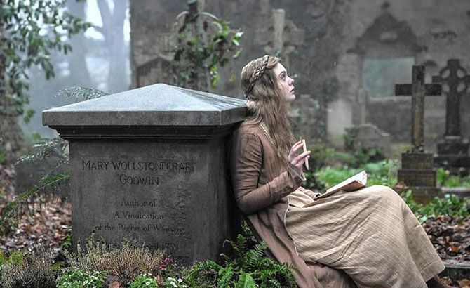 Mary ShelleyElle Fanningjunto a la tumba de su madre en la película 'Mary Shelley'