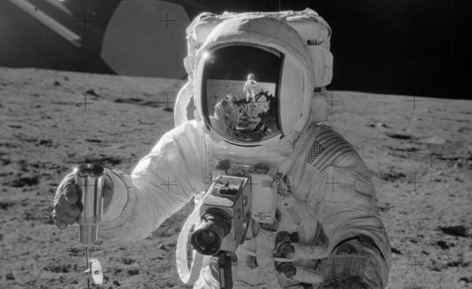 Las cámaras Hasselblad en el pecho del astronauta