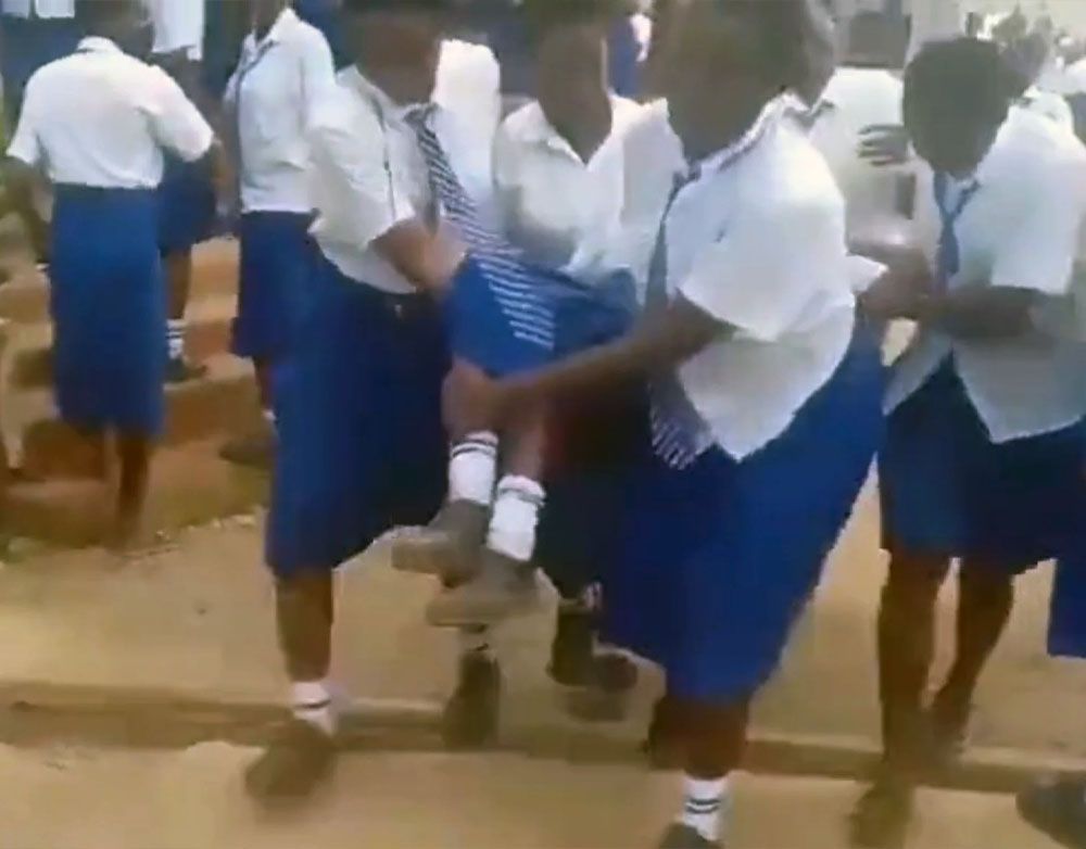 Más de cien afectadas caminan como zombies