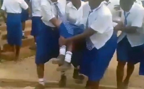 Más de cien afectadas caminan como zombies