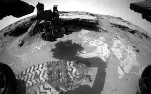 Un rover explora la superficie de Marte