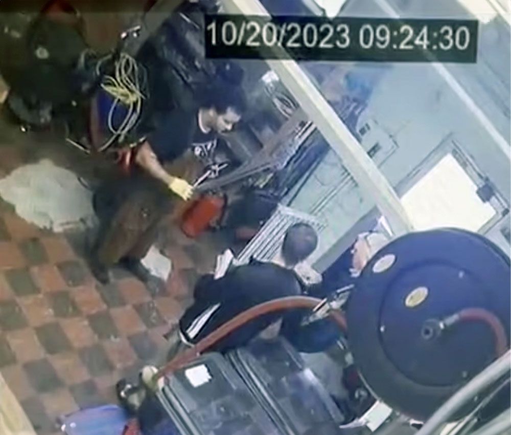 Momento en el que los agentes del FBI toman declaración a Sokol Momento en el que los agentes del FBI toman declaración a Sokol