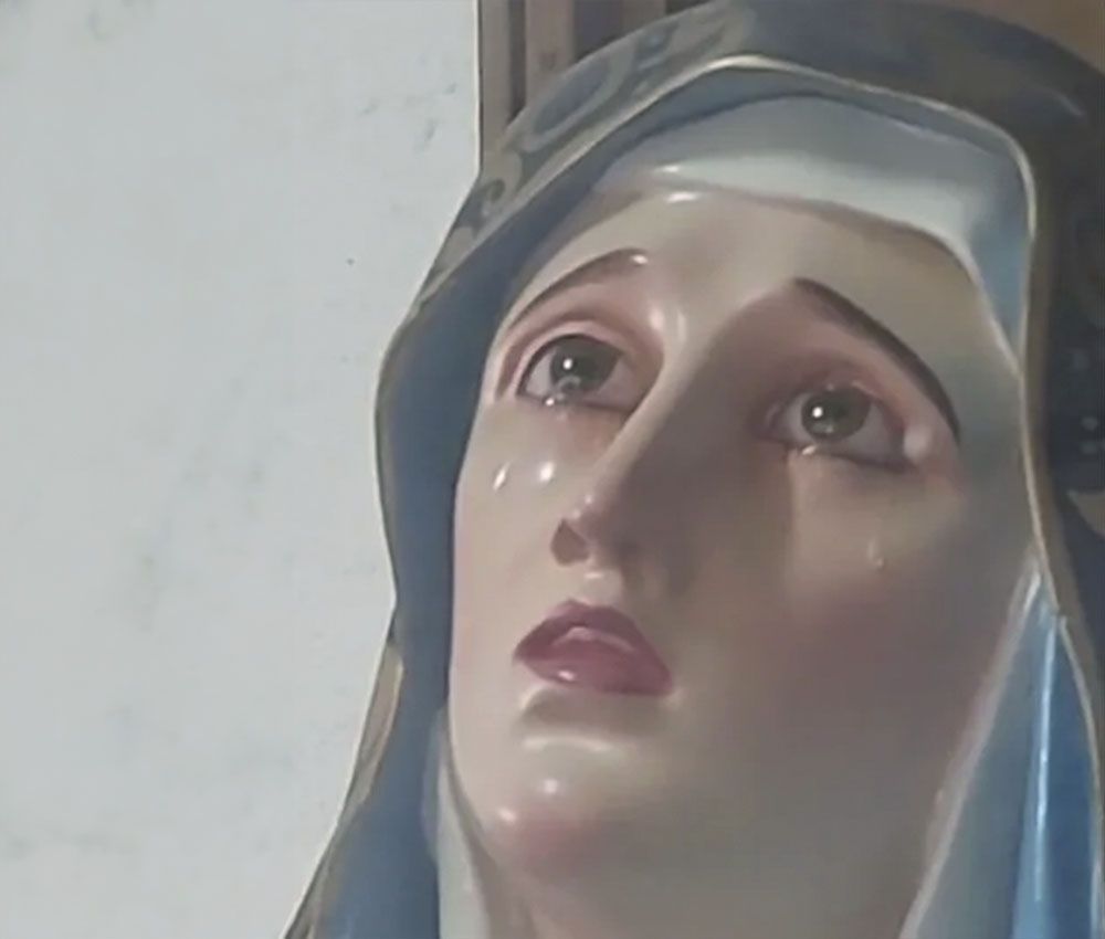 Primer plano de las lágrimas de la dolorosa