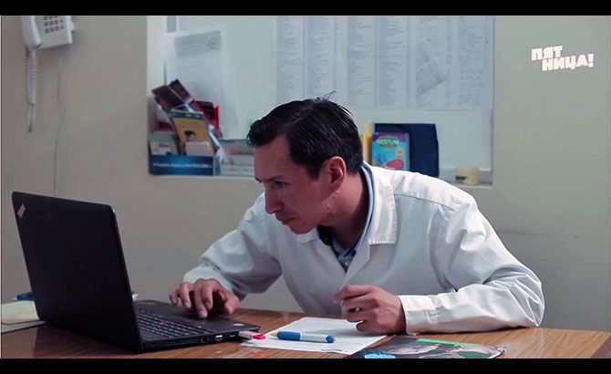 Fotograma del documental donde aparece el doctor Salazar Vivanco