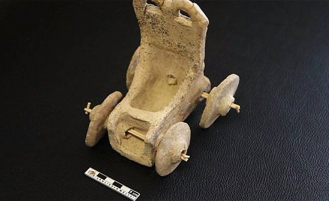 Uno de los cochecitos que retrotraen el descubrimiento del eje en 2000 años Uno de los cochecitos que retrotraen el descubrimiento del eje en 2000 años