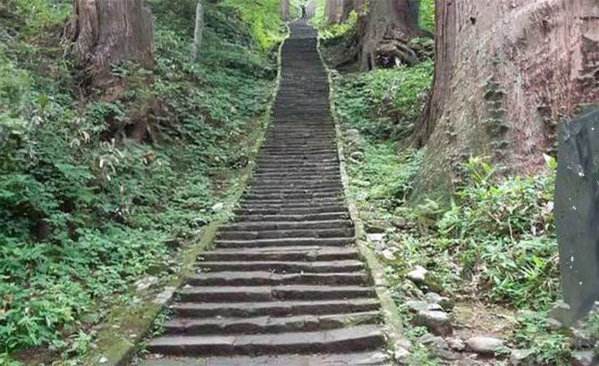 Los 2446 escalones que llevan al templo más remoto de Japón