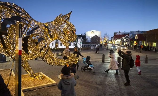 Un gato descomunal ronda las calles de Reikiavik