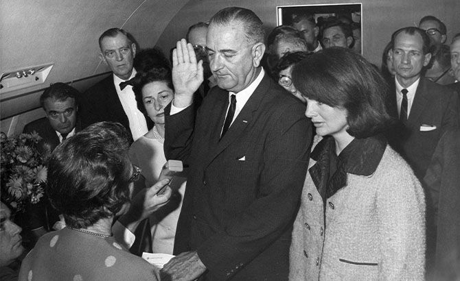 Lyndon B Johnson presta juramento como presidente de los EEUU, a bordo del Air Force One