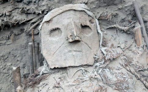 Una de las sepulturas de cabezas falsas del Perú