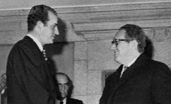 Kissinger estrecha la mano del príncipe Felipe
