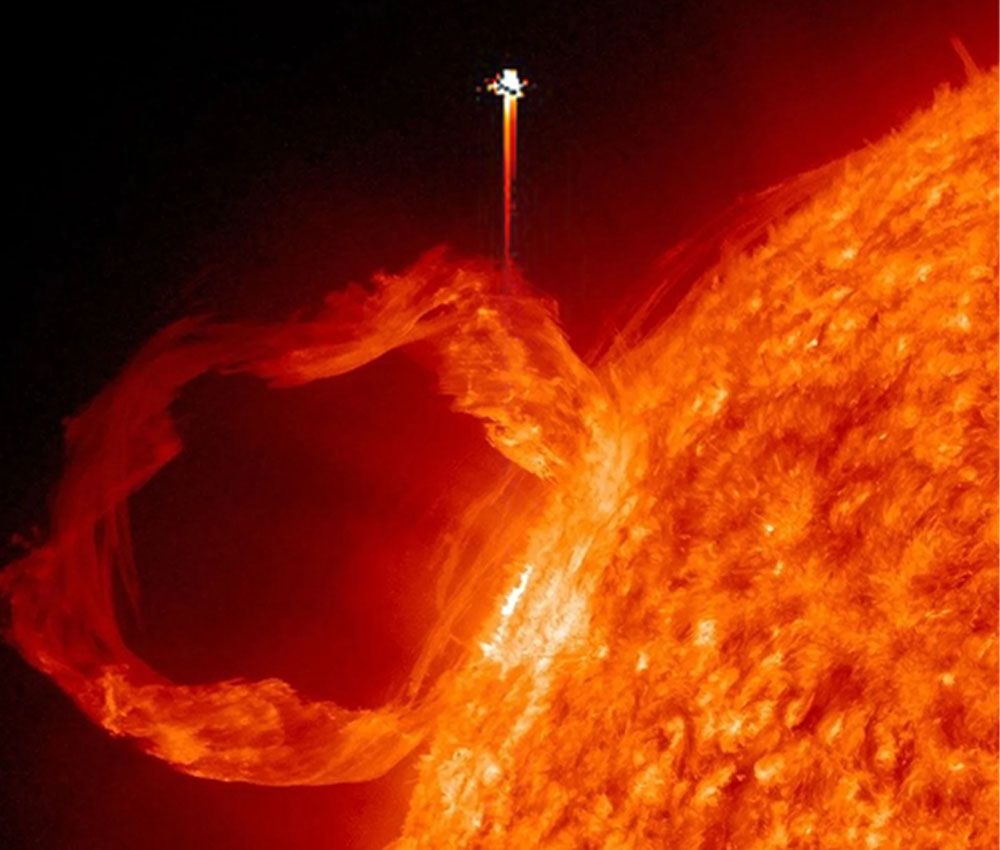 Objeto extraño saliendo del sol