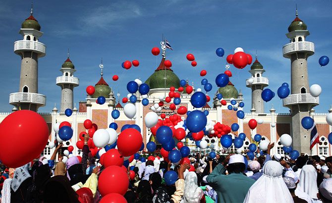 Durante el fin del ayuno los musulmanes fletan globos de colores