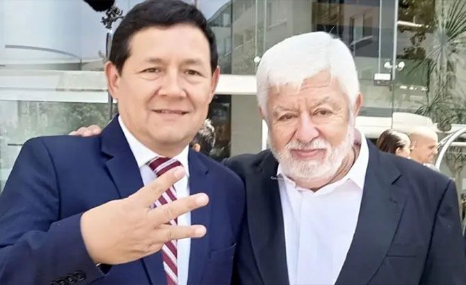 Jois Mantilla (extendiendo tres dedos) junto a Jaime Maussan