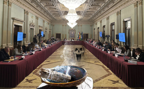 Recreación del sahumerio en el salón de plenos del Ayuntamiento de Huelva