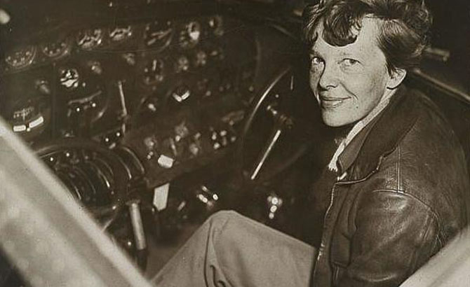 Una imagen de Earhart a los mandos de su Lockheed Electra