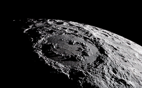 Descubren una gigantesca masa metálica en el limbo lunar