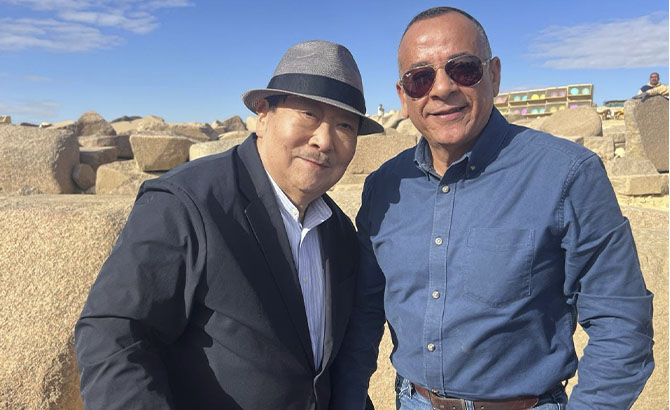 El líder del proyecto, Yoshimura Sakoguchi, junto a Waziri El líder del proyecto, Yoshimura Sakoguchi, junto a Waziri