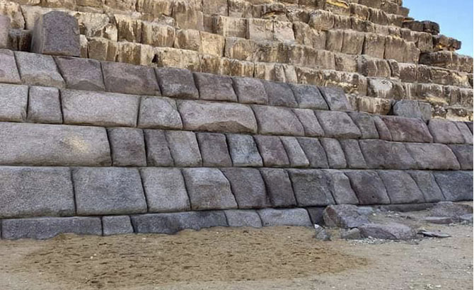 Así lucen las hiladas originales de granito rosa de Micerinos Así lucen las hiladas originales de granito rosa de Micerinos