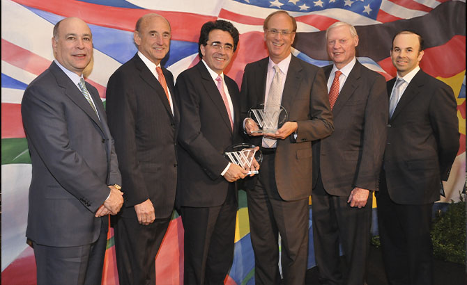 Fink, tercero desde la derecha, recibe un premio Woodrow Wilson en abril de 2010