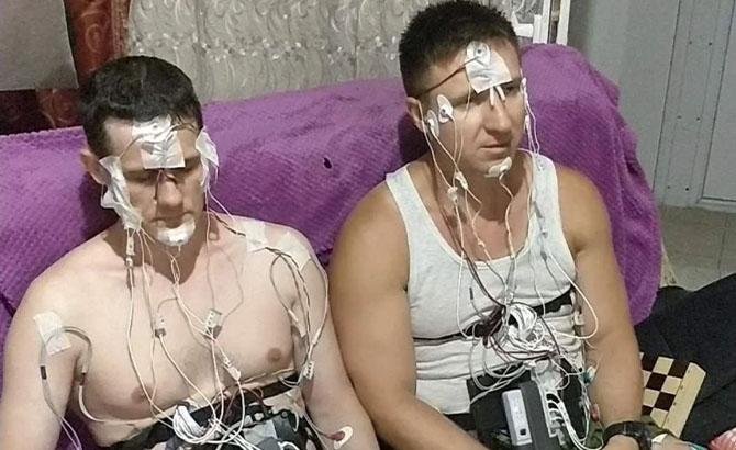 Dos de los investigadores de REMspace que pudieron controlar un avatar de Cybertruck