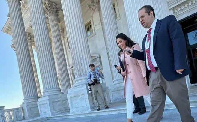 Los representantes a la salida del Capitolio Los representantes a la salida del Capitolio