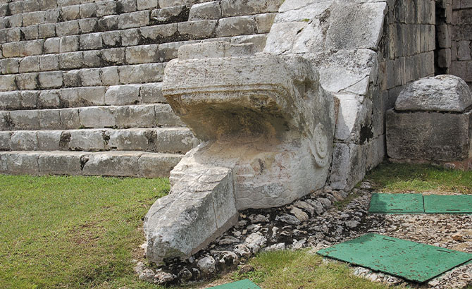 El dios Kukulkan es otra serpiente emplumada El dios Kukulkan es otra serpiente emplumada