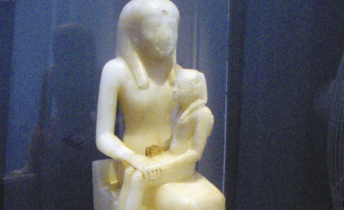 El faraón Pepi II en brazos de su madre