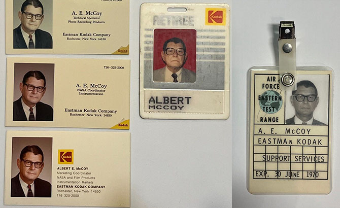 Tarjetas de visita y acceso de Albert McCoy
