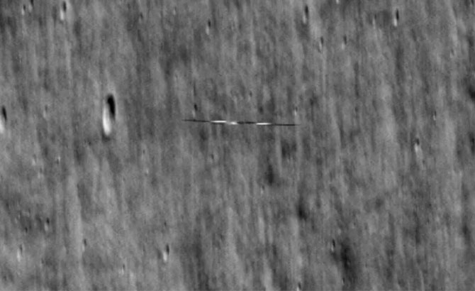 El extraño objeto fue fotografiado por la cámara de ángulo estrecho del Lunar Reconnaissance Orbiter