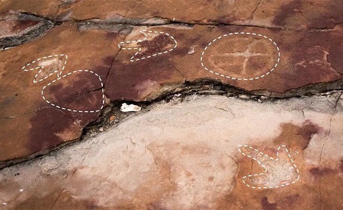 Huellas de dinosaurios y grabados rupestres (resaltados con líneas discontinuas) de Serrote do Letreiro, en Brasil