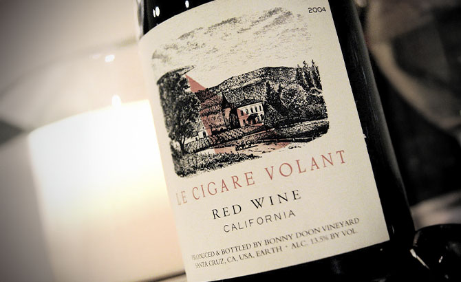 Etiqueta de un vino californiano con el ovni Etiqueta de un vino californiano con el ovni