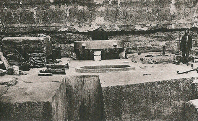 Fotografía que muestra la extraña tinaja ovalada en el centro de la pirámide Fotografía que muestra la extraña tinaja ovalada en el centro de la pirámide