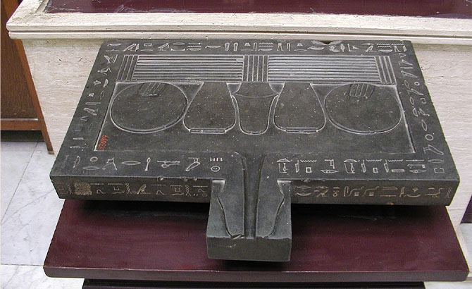 Mesa de ofrendas en el Museo de El Cairo