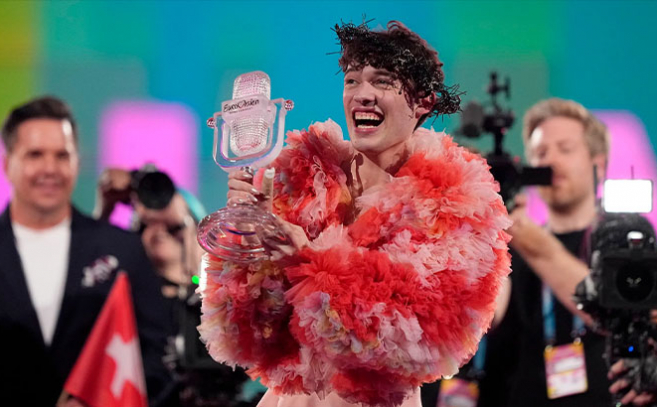 Nemo, el ganador del certámen, lleva la corona de espinas