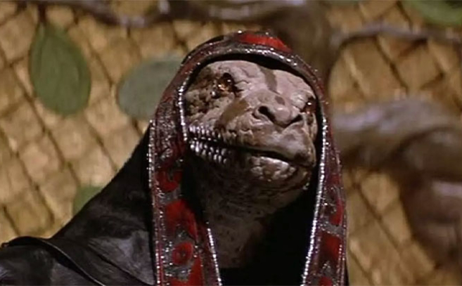 Fotograma de Conan el Bárbaro (1982) que muestra al hechicero Thulsa Doom 