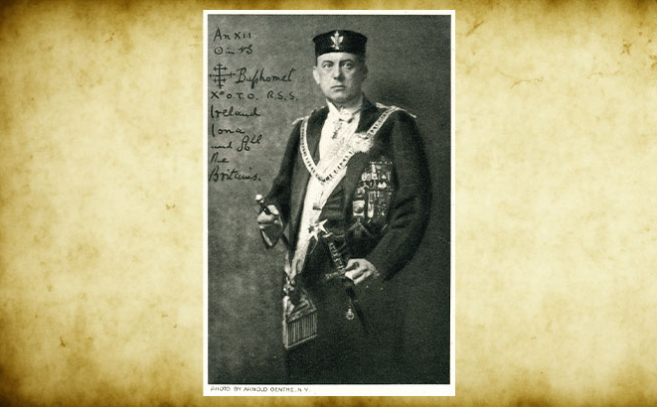 Crowley ataviado como Gran Maestre de la OTO Crowley ataviado como Gran Maestre de la OTO