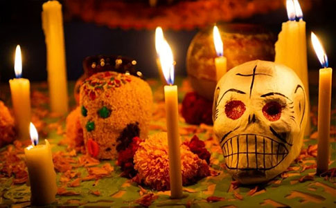 Los antiguos mexicanos en lugar de veladoras utilizaban rajas de ocote