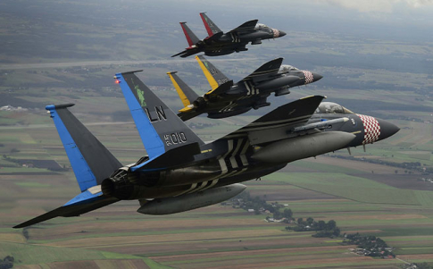 Cazas de cuarta y quinta generación vuelan desde Lakenheath Cazas de cuarta y quinta generación vuelan desde Lakenheath