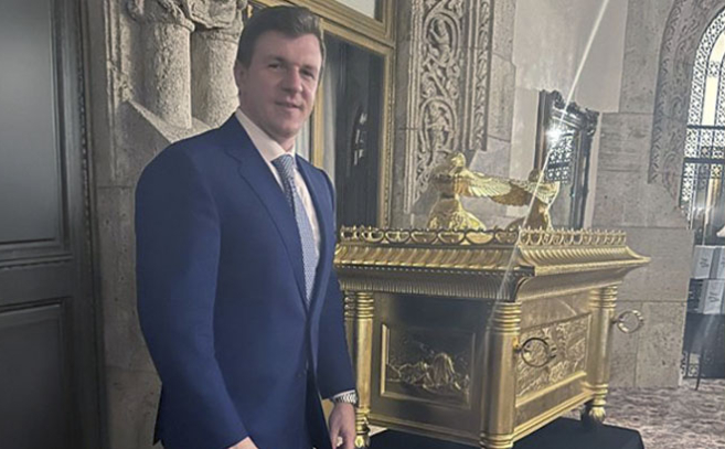 James O'Keefe frente a la mítica arca de la alianza James O'Keefe frente a la mítica arca de la alianza