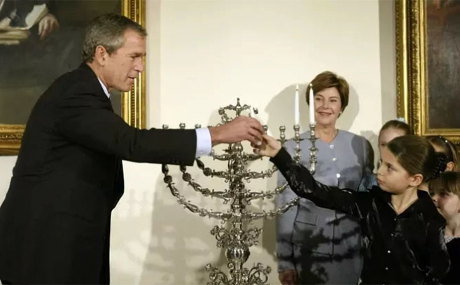 George Bush durante la Janucá de 2001 George Bush durante la Janucá de 2001
