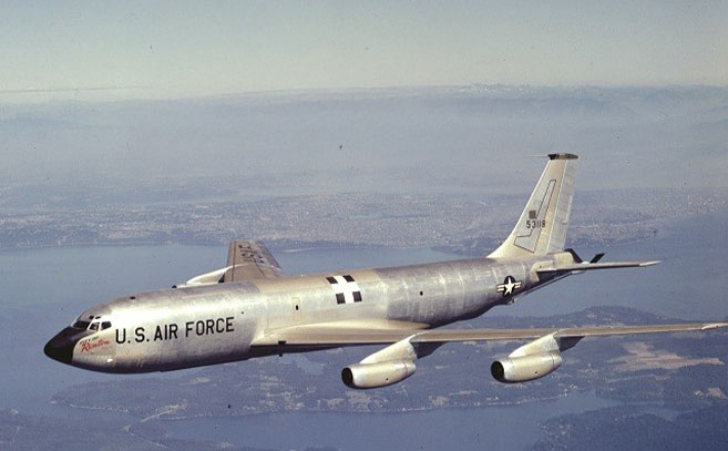 Los KC 135 fueron equipados con cámaras especializadas KETTLE Los KC 135 fueron equipados con cámaras especializadas KETTLE