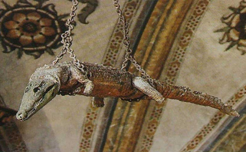 El Santuario de María en Grazie en Italia también tiene colgado un cocodrilo como metáfora del mal