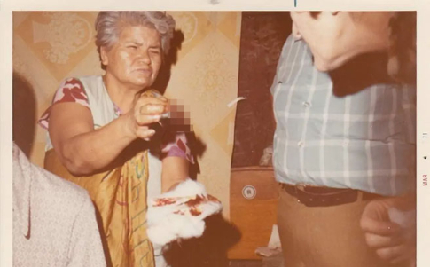 Pachita muestra tejido extraido del cuerpo de un paciente Foto X de @AliSabagmx