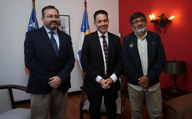 De izq a decha, Rodrigo Bravo, el gobernador Cristóbal Juliá y Cristian Riffo