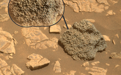 Detectan una roca con extrañas esferas en Marte