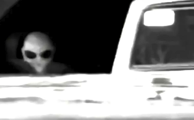 Un humanoide fue captado detrás de la camioneta de Juanito Juan