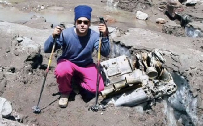 Uno de los excursionistas junto a los restos de la aeronave